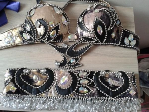 003 - Roupa bege e preta