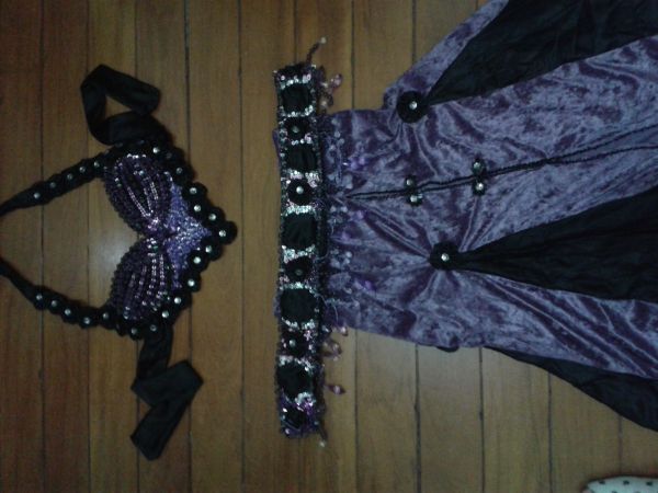 020 - Roupa roxa e preta