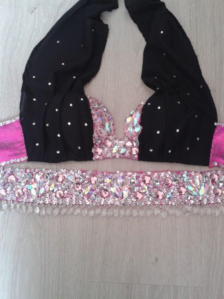 002 - roupa preta e rosa